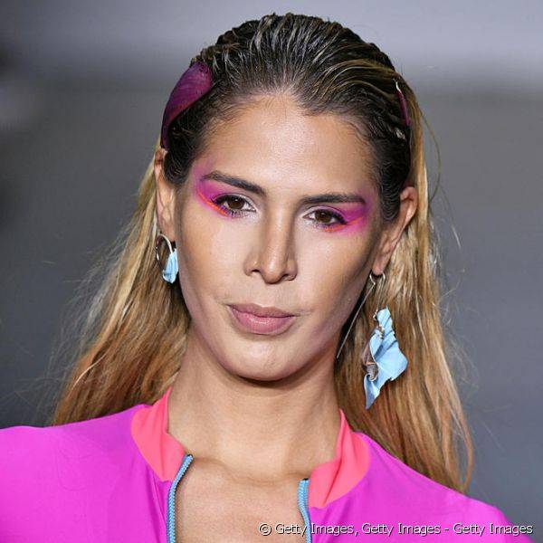Chromat investiu na maquiagem neon para os olhos durante os desfiles da NYFW (Foto: Getty Images)